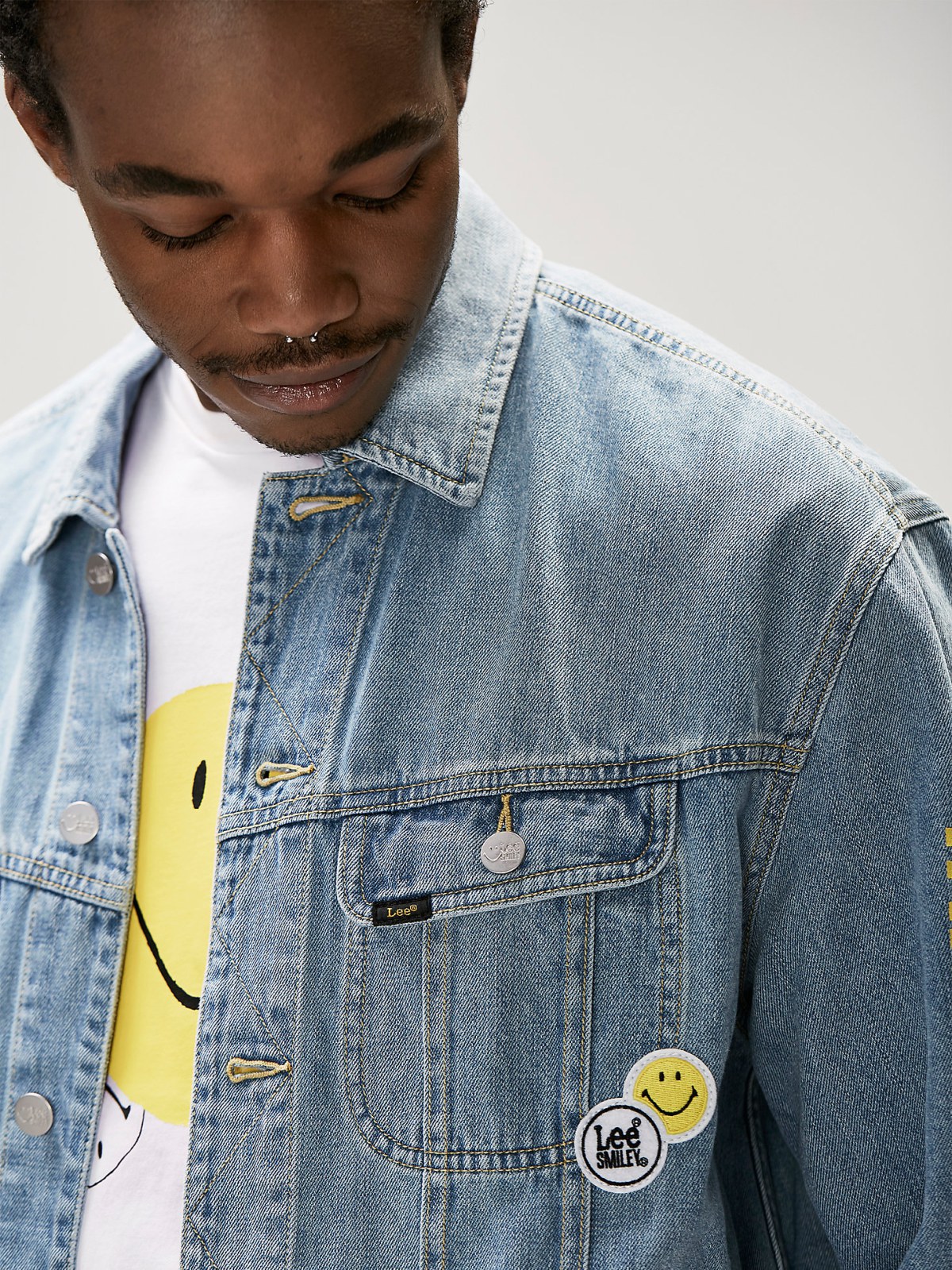 MEN'S LEE® X SMILEY® SMILEY DENIM JACKET IN MID LIGHT SHADE