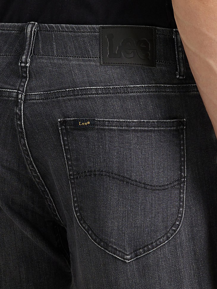 MEN'S EXTREME MOTION STRAIGHT FIT TAPERED LEG JEAN IN WASHED BLACK