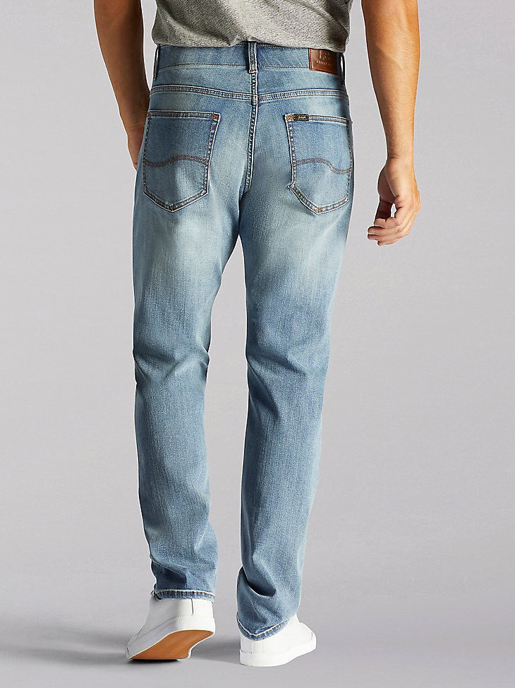 MEN’S EXTREME MOTION ATHLETIC TAPERED LEG JEANS IN FELLA