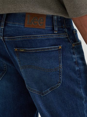 Men's Extreme Motion Straight Fit Tapered Leg Jean