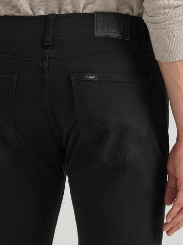 Men's Extreme Motion Straight Fit Tapered Leg Jean