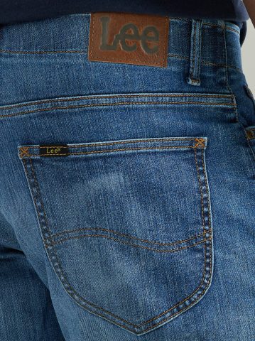 Men's Extreme Motion Athletic Tapered Leg Jean