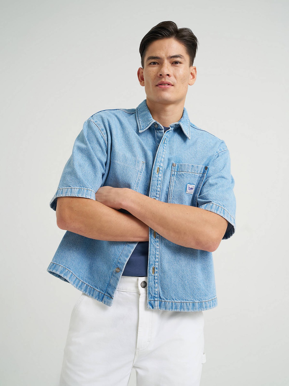 Men's Short Sleeve Loose Denim Button Down Shirt - view 2
