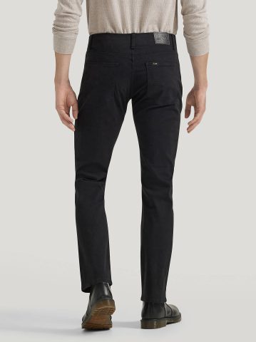 Men's Extreme Motion Straight Fit Tapered Leg Jean