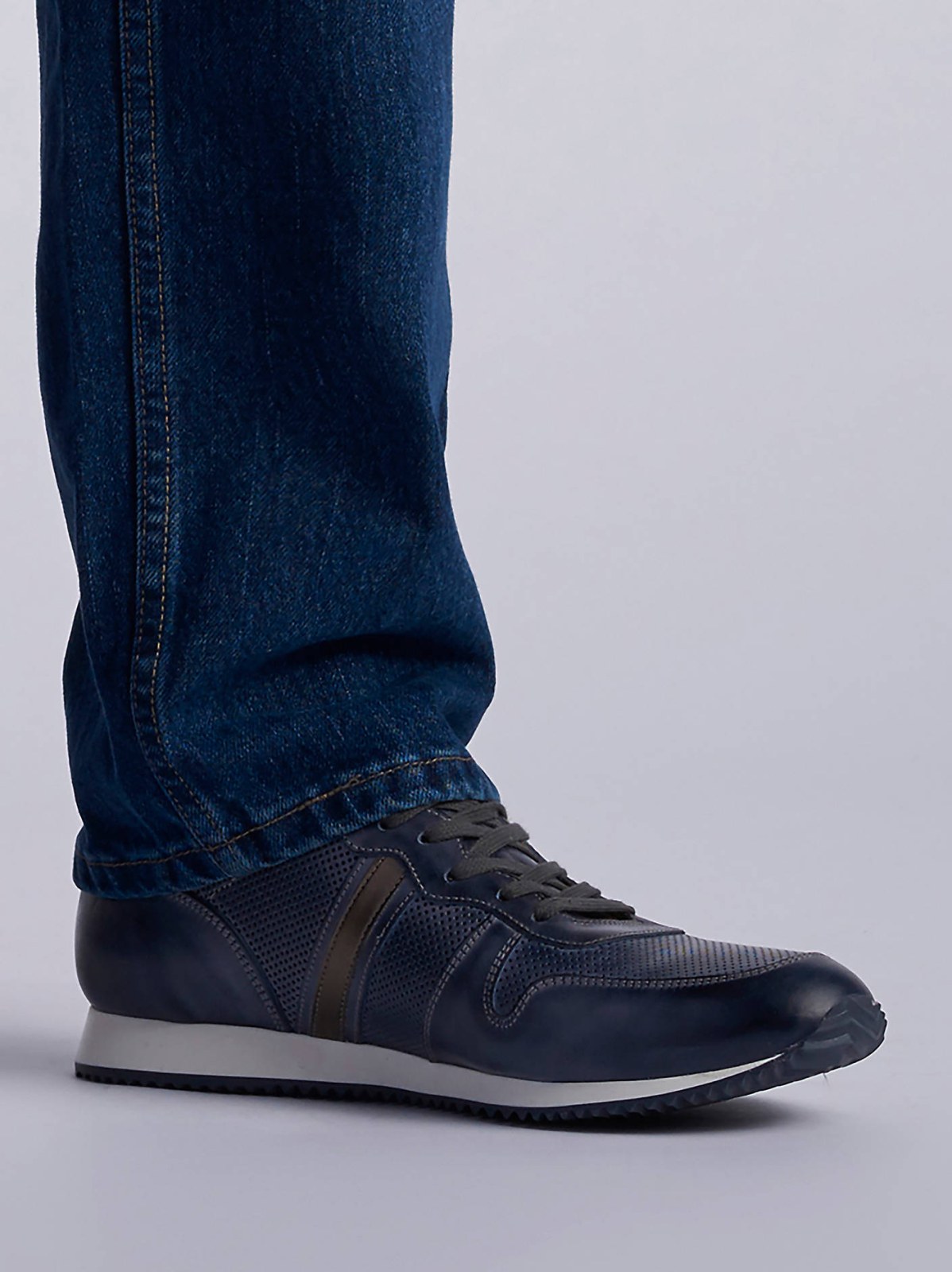 Men's 100% Cotton Regular Fit Straight Leg Heavyweight Jean - view 3