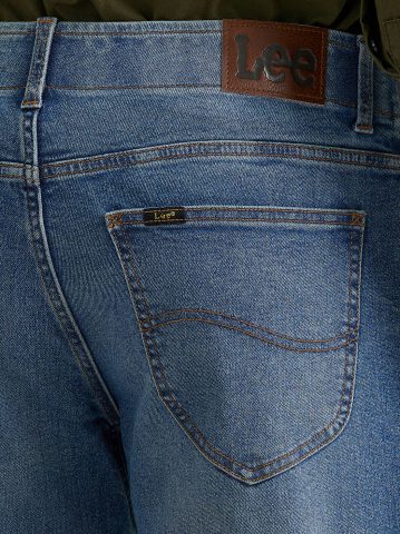 Men's Extreme Motion Regular Fit Straight Leg Jean