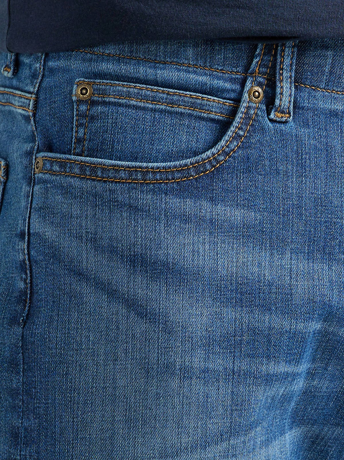 Men's Extreme Motion Athletic Tapered Leg Jean - view 5